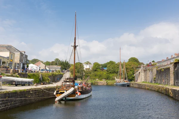 Alto barco Charlestown puerto cerca de St Austell Cornwall Inglaterra Reino Unido en verano con el cielo azul y el mar con los turistas —  Fotos de Stock