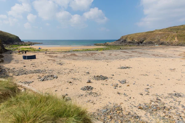 Poldhu strand Zuid-cornwall Engeland uk op de lizard peninsula toeristen en bezoekers op het zand — Stockfoto