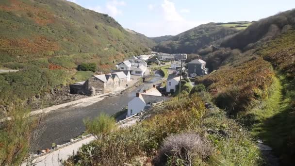 Boscastle узбережжя міста Корнуолл Англії Великобританії на прекрасний сонячний Синє небо осінньому дні — стокове відео