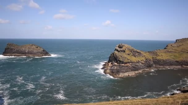 Boscastle pobřeží severním Cornwallu Anglie Uk na krásné slunné modré obloze den Pan — Stock video