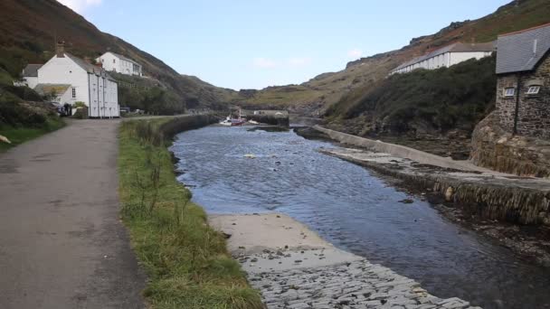 Boscastle North Cornwall Inghilterra Regno Unito in una bella giornata di autunno soleggiata cielo blu — Video Stock