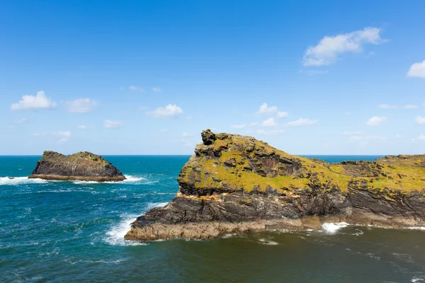 Meachard roca Boscastle costa norte de Cornwall entre Bude y Tintagel Inglaterra Reino Unido en un hermoso día de verano soleado —  Fotos de Stock