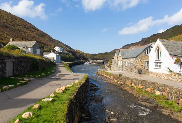 Boscastle North Cornwall Inghilterra Regno Unito in una bella giornata di sole cielo blu — Foto Stock