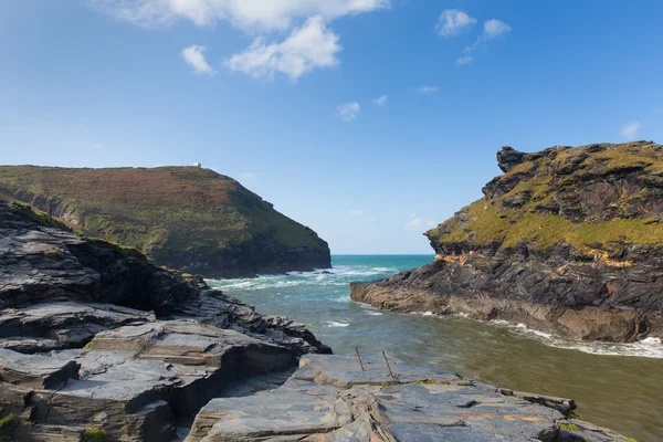 Uitzicht vanaf boscastle haven naar de kust Noord cornwall tussen bude en tintagel Engeland uk op een mooie zonnige blauwe hemel dag — Stockfoto