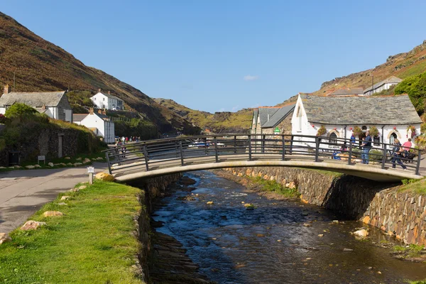 Turisté Boscastle severní Cornwall Anglie Uk mezi Bude a Tintagel na krásné slunné modré obloze den — Stock fotografie