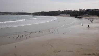 Sörfçü Newquay Towan beach Kuzey Cornwall İngiltere İngiltere