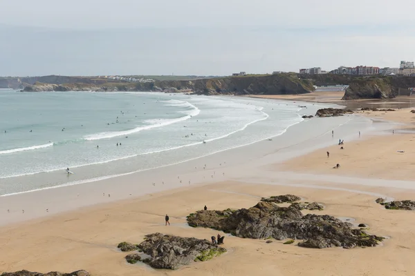 Strand és a kabátok Newquay Cornwall Anglia Egyesült Királyság népszerű a szörfösök — Stock Fotó