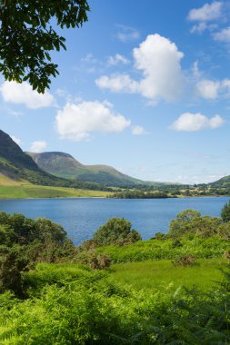 Crummock su Lake District Kuzey Batı İngiltere İngiltere arasında Buttermere ve Loweswater mavi gökyüzü ve beyaz bulutlar ile yaz gününde