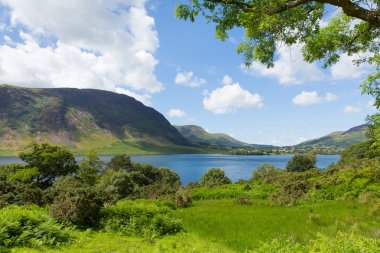 Crummock su Lake District Kuzey Batı İngiltere İngiltere arasında Buttermere ve Loweswater mavi gökyüzü ve beyaz bulutlar ile yaz gününde