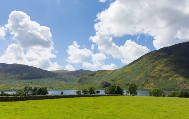 Crummock su Lake District Kuzey Batı İngiltere İngiltere arasında Buttermere ve Loweswater mavi gökyüzü ve beyaz bulutlar ile yaz gününde