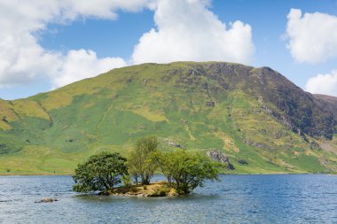Crummock su ve dağlar Lake District Kuzey Batı İngiltere