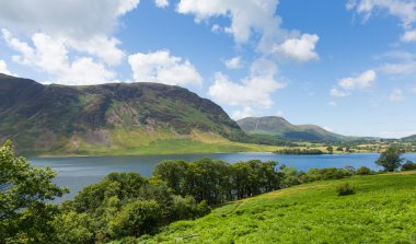 Yaz Crummock su Lake District Kuzey Batı İngiltere Birleşik Krallık