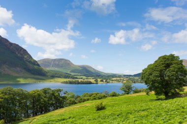 Mavi gökyüzü yaz İngiltere'de Göller Bölgesi Crummock su