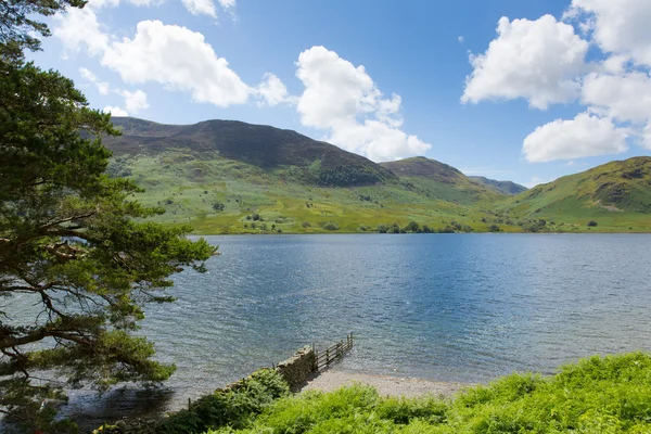 Crummock su Lake District Kuzey Batı İngiltere İngiltere arasında Buttermere ve Loweswater mavi gökyüzü ve beyaz bulutlar ile yaz gününde — Stok fotoğraf