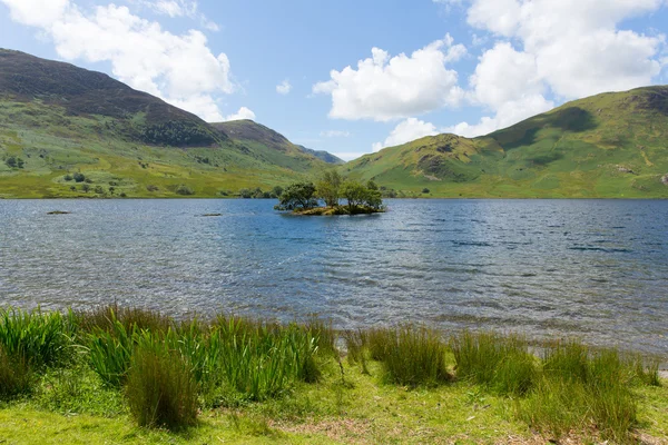 Crummock The Lakes North England UK between Bemere and Loewater on the summer day with blue sky and white clouds — стоковое фото