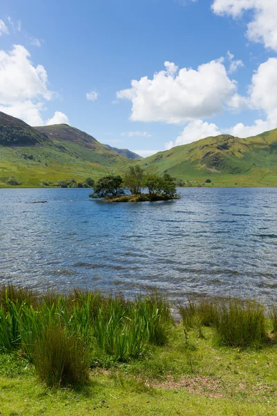 Crummock Water Lake District North West england uk zwischen Schmetterling und Niedrigwasser an einem Sommertag mit blauem Himmel und weißen Wolken — Stockfoto