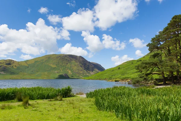 Crummock víz Lake District Észak Nyugat Anglia Egyesült Királyság Buttermere és Loweswater a nyári nap, a kék ég és fehér felhők között — Stock Fotó