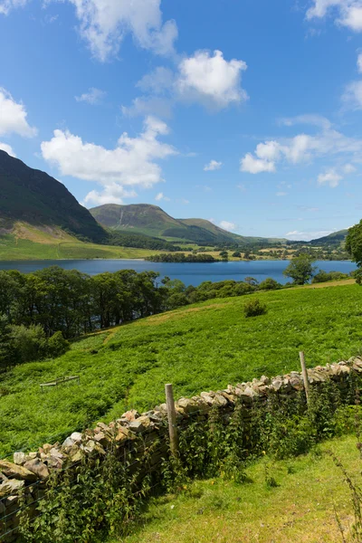 Crummock 물 호수 지구 Cumbria 영국 영국 Buttermere와 푸른 하늘과 흰 구름과 여름 날에 Loweswater 사이 — 스톡 사진