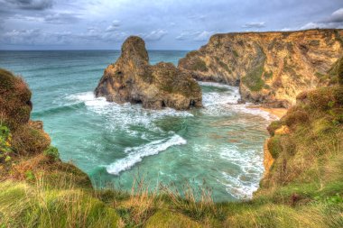 Whipsiderry plaj ve koyu Trevelgue kafa Newquay Cornwall İngiltere İngiltere dalgalar ve kayalıklarla HDR ile yakın:
