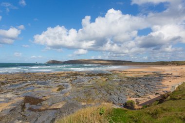 Konstantin Bay Cornwall İngiltere'de İngiltere'de Cornish kuzey kıyısında güneşli mavi gökyüzü gün Padstow arasındaki Newquay
