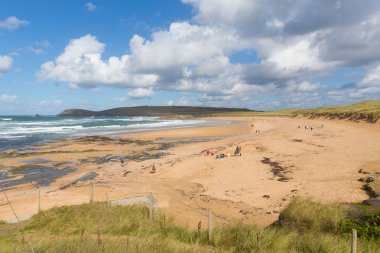 Konstantin Bay Cornwall İngiltere'de İngiltere'de Cornish kuzey kıyısında güneşli mavi gökyüzü gün Padstow arasındaki Newquay