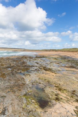 Engebeli Cornish Konstantin Bay Cornwall İngiltere İngiltere Kuzey Sahil Newquay ve Padstow arasında bir güneşli mavi gökyüzü gün