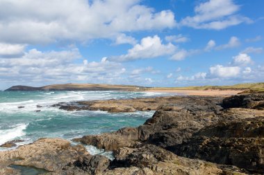 Konstantin Bay Cornwall İngiltere'de İngiltere'de Cornish kuzey kıyısında güneşli mavi gökyüzü gün Padstow arasındaki Newquay