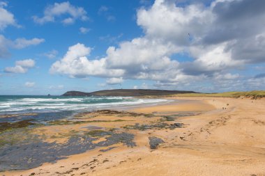 Newquay ve Padstow güneşli mavi gökyüzü gün arasında Konstantin Bay Cornwall İngiltere'de İngiltere'de Cornish kuzey sahilinde Beach