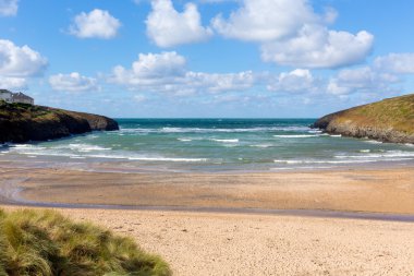 Porthcothan Bay Cornwall İngiltere'de İngiltere'de Cornish kuzey kıyısında güneşli mavi gökyüzü gün Padstow arasındaki Newquay