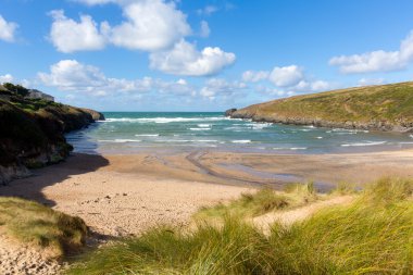 Porthcothan Bay beach Cornwall İngiltere'de İngiltere'de Cornish kuzey kıyısında Newquay ve Padstow arasında bir güneşli mavi gökyüzü gün