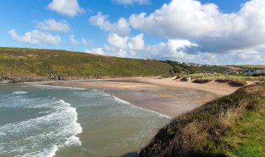 Porthcothan Bay Cornwall İngiltere'de İngiltere'de Cornish kuzey kıyısında güneşli mavi gökyüzü gün Newquay ve Padstow arasında dalgalar
