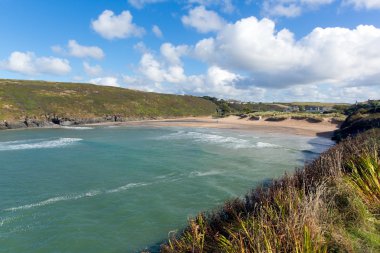 Porthcothan Bay Cornwall İngiltere'de İngiltere'de Cornish kuzey kıyısında güneşli mavi gökyüzü gün Padstow arasındaki Newquay