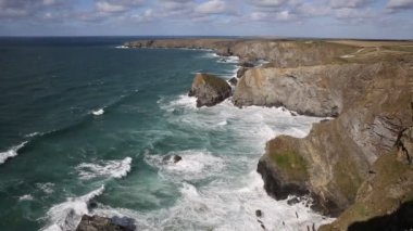 Newquay yakınındaki Bedruthan adımları Cornwall İngiltere'de İngiltere'de Cornish kuzey kıyısında bir güzel güneşli mavi gökyüzü gün bu turistik için
