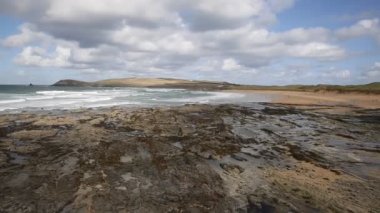 Konstantin Bay Cornwall İngiltere'de İngiltere'de Cornish kuzey kıyısında güneşli mavi gökyüzü gün Pan Padstow arasındaki Newquay