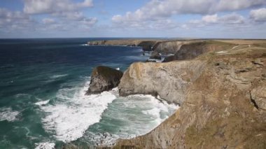 Newquay yakınındaki Bedruthan adımları Cornwall İngiltere'de İngiltere'de Cornish kuzey kıyısında bir güzel güneşli mavi gökyüzü gün bu turistik için