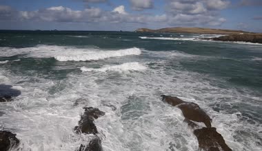 Deniz buzlu Treyarnon Bay Cornwall İngiltere'de İngiltere'de Cornish Kuzey Sahili Newquay ve Padstow arasında bir güneşli mavi gökyüzü gün kırma.