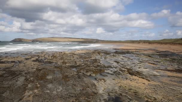 Constantine Bay Cornwall Inglaterra Reino Unido Cornualles costa norte entre Newquay y Padstow en un soleado día de cielo azul — Vídeos de Stock