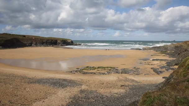 Pláž u Treyarnon Bay Cornwall Anglie Uk poblíž Newquay surfování pobřeží — Stock video