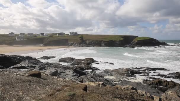 Treyarnon Bay Cornwall Inglaterra Reino Unido Cornualles costa norte entre Newquay y Padstow en un soleado día de cielo azul popular entre los surfistas — Vídeos de Stock