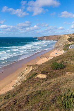 Watergate Bay Cornwall İngiltere'de İngiltere'de Cornish Kuzey Sahili Padstow bir güneşli mavi gökyüzü gün popüler sörf plajda arasındaki Newquay