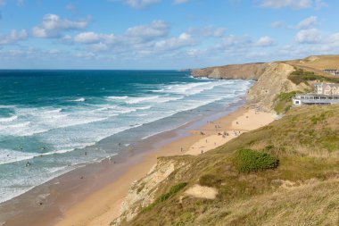 Watergate Bay Cornwall İngiltere'de İngiltere'de Cornish Kuzey Sahili Padstow bir güneşli mavi gökyüzü gün popüler sörf plajda arasındaki Newquay