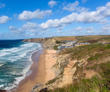 Watergate Bay Cornwall İngiltere'de İngiltere'de Cornish Kuzey Sahili Padstow bir güneşli mavi gökyüzü gün popüler sörf plajda arasındaki Newquay