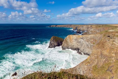 Newquay yakınındaki Bedruthan adımları Cornwall İngiltere'de İngiltere'de Cornish Kuzey Sahili