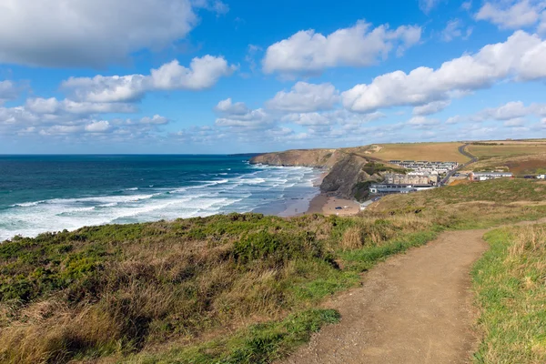Blauwe hemel en zee Watergate Bay Cornwall Engeland Uk Cornish noordkust tussen Newquay en Padstow op een zonnige blauwe hemel dag populaire surfen strand — Stockfoto