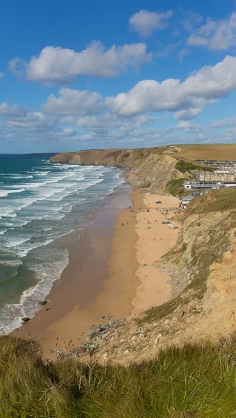 Watergate Bay Cornwall Inglaterra Reino Unido Cornualles costa norte entre Newquay y Padstow en un soleado día de cielo azul popular playa de surf —  Fotos de Stock