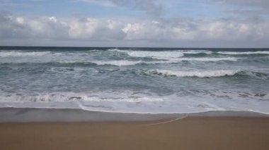 Fistral sahilinde dalgalar Newquay Kuzey Cornwall İngiltere