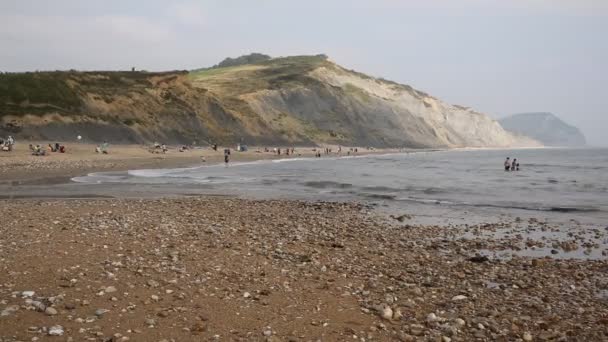 Charmouth playa Dorset Inglaterra Reino Unido con vistas a la bahía de Lyme y en el camino de la costa suroeste — Vídeo de stock