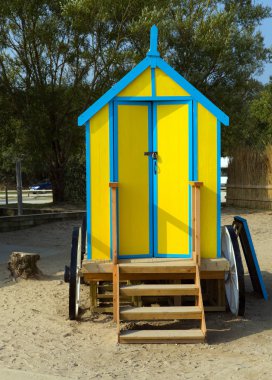 Deniz parlak oda banyo araba kulübe sarı ve mavi ahşap tekerlekleri ile değişen renkli