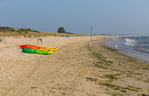 Canoe dai colori vivaci Studland knoll beach Dorset Inghilterra Regno Unito situato tra Swanage e Poole e Bournemouth — Foto Stock