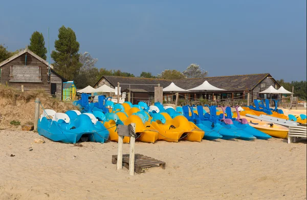 Kanoter och trampbåtar blågula Studland knoll strand Dorset England Storbritannien ligger mellan Swanage och Poole och Bournemouth — Stockfoto